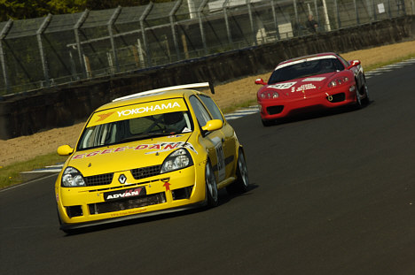 Gennem løbet udspandt der sig en duel mellem denne Renault og Ferrari. Renaulten udgik, mens Ferrari tog andenpladsen mindre end et minut efter vinderne.
